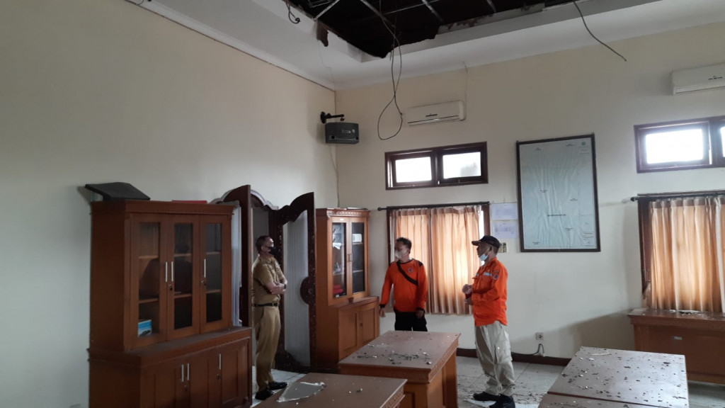 Plafon Jebol di Kantor Lurah Lukluk, Jalan Raya Kapal No. 2 Lukluk, Kelurahan Lukluk, Kecamatan Mengwi Tgl 11 Juli 2022